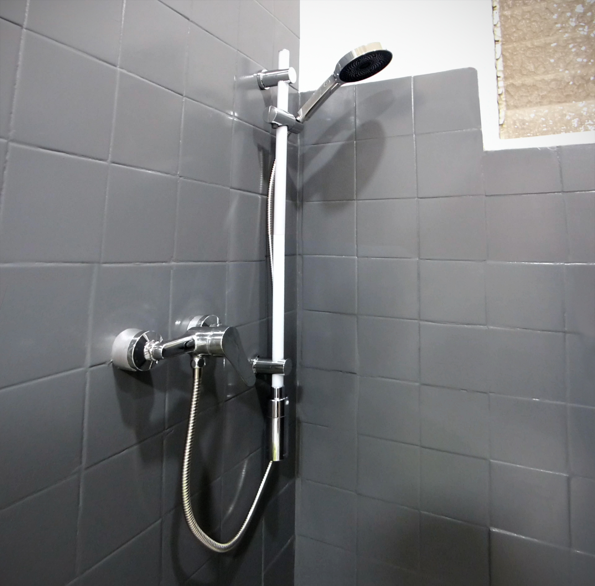 Cómo cambiar el cabezal de la ducha y poner uno con luz led 🚿 - Bricomanía  